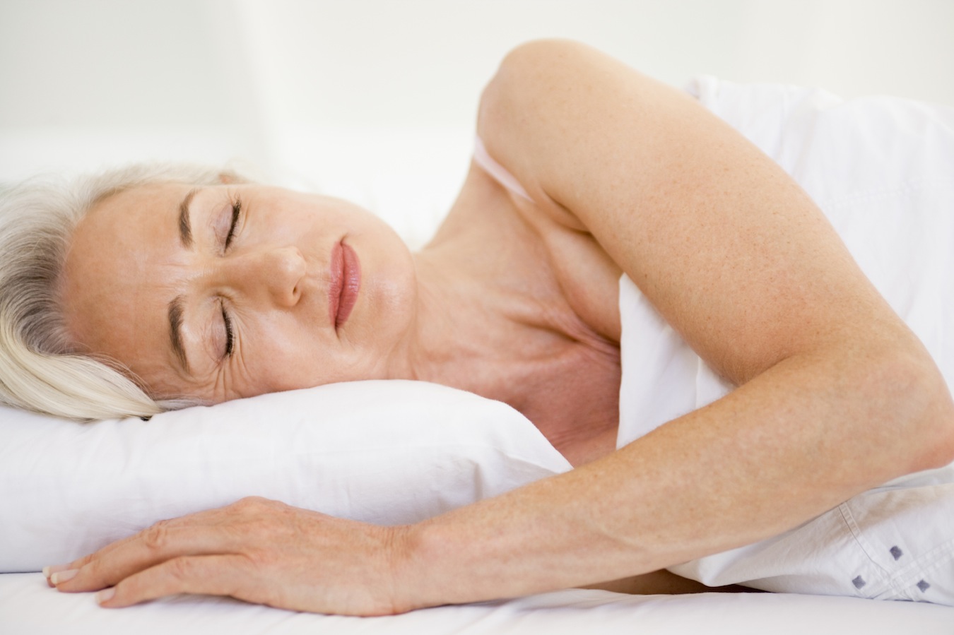 Женщина 50 лет спит